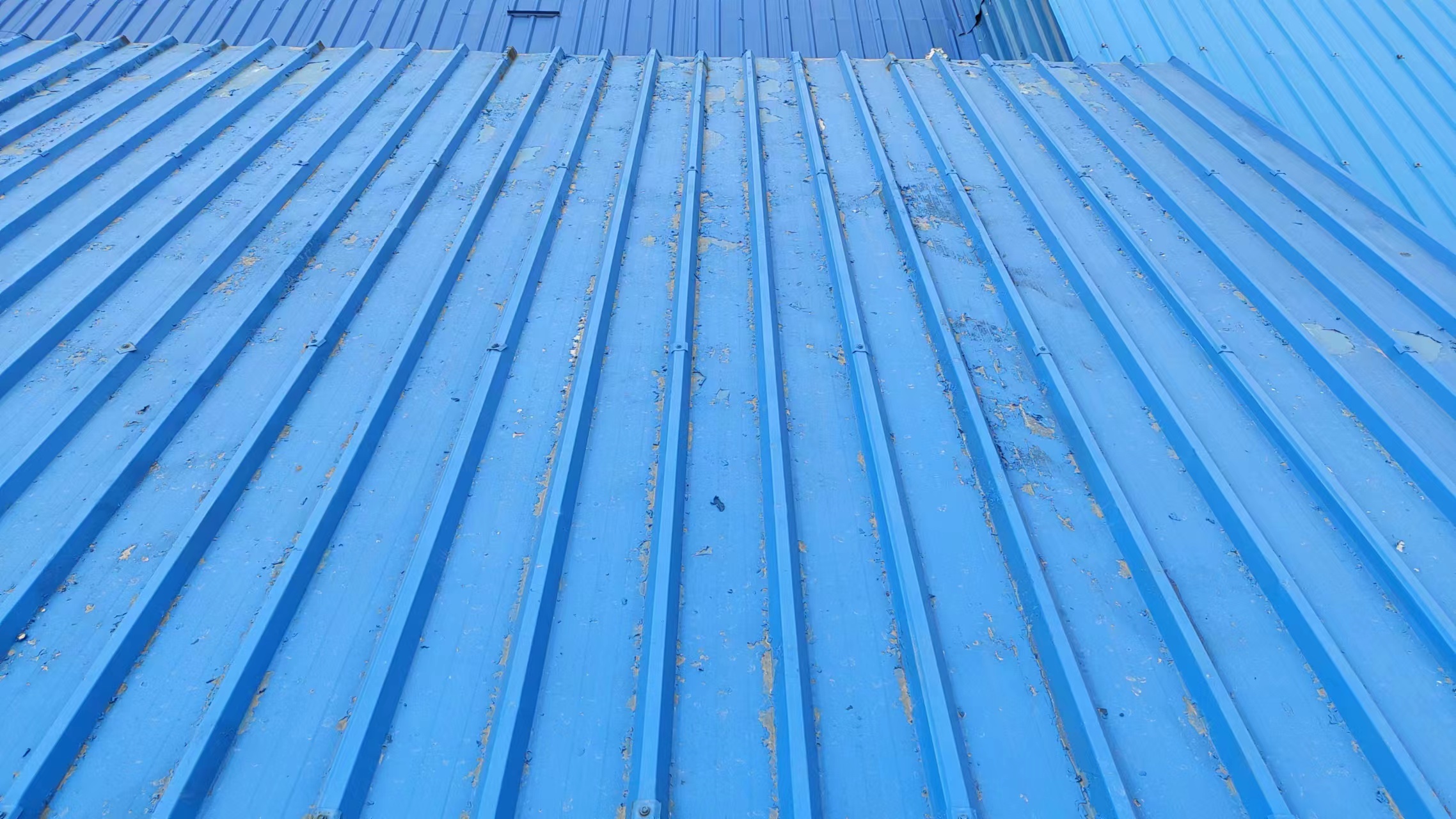 彩鋼瓦噴完漆為什么會爆漆起皮脫落，該如何處理解決呢？